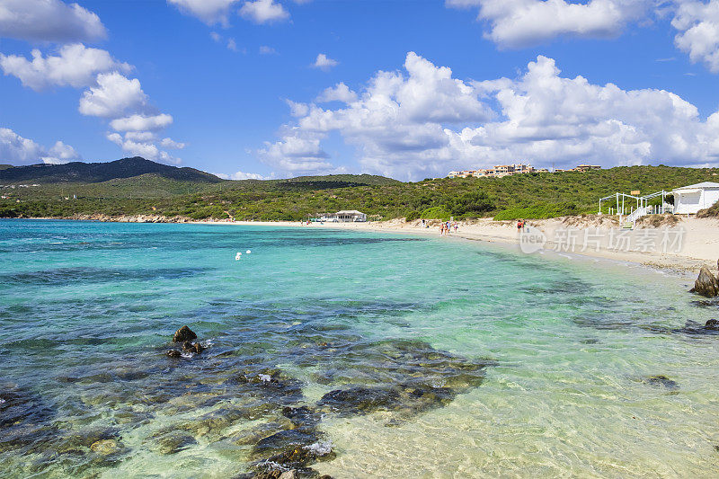 Spiaggia Bianca，一个美丽的新月形海滩在加卢拉-撒丁岛